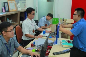 Cán bộ làm thêm giờ để dân bớt cực