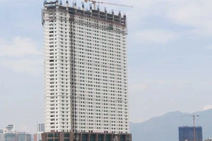 Tranh luận về tháo dỡ ba tầng cao ốc ở Khánh Hòa