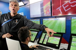 ‘Tai mắt’ của trọng tài lại gây tranh cãi