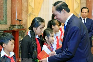 Chủ tịch nước gặp mặt 70 trẻ em có hoàn cảnh đặc biệt