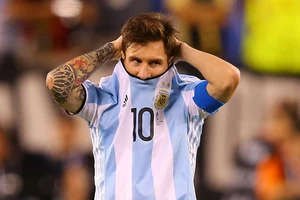 Messi hứng ‘mưa đá’, đòi đuổi về vườn!