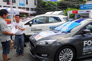 Tranh cãi mua ô tô phải mở tài khoản ngân hàng