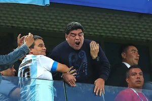 Maradona nhố nhăng làm mờ chiến thắng của Argentina