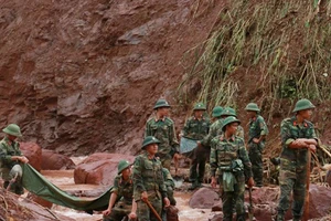 Nỗ lực tìm 9 người mất tích do lũ phía Bắc