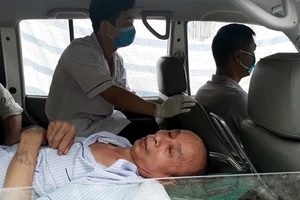 Áp giải kẻ dâm ô bé gái tới tòa bằng xe cứu thương