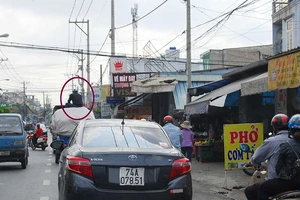 Leo lên nóc xe ngồi