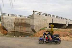 Cầu 12 tỉ đồng xây rồi để hoang giữa đồng