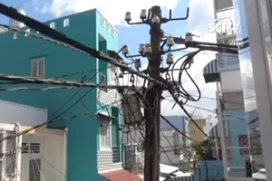 Lo lắng vì cột điện nghiêng hẳn vào nhà