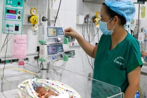 Cứu sống trẻ sinh non 25 tuần tuổi, cân nặng 740 g