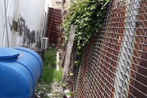 Bị hàng xóm bít cổng vào đất nhà mình