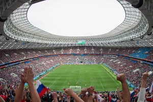 Nga thắng đậm trong và ngoài sân cỏ!