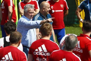 Guus Hiddink và đội Nga tập trong sân phủ bạt