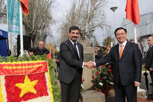 Phó Thủ tướng dâng hoa tại Công viên Hồ Chí Minh ở Chile 