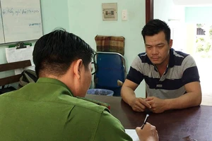 Lời khai của người cha dắt con dàn cảnh trộm cắp