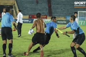 V-League mùa World Cup: Trọng tài bị đuổi đánh,PV bị hành hung