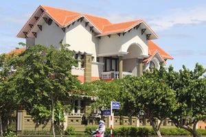 Tổng giám đốc bán đất công cho chính mình!