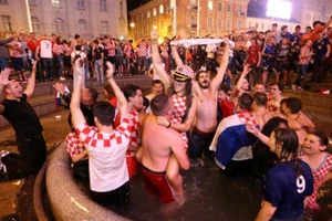 CĐV Croatia ngây ngất sau khi lật đổ tuyển Anh