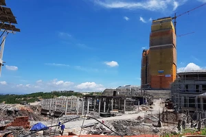 ‘Cạo trọc’ đồi làm sân golf, dự án