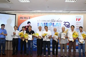 Để sân cỏ ngày càng đẹp hơn…