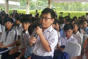 Nghe trẻ chất vấn người lớn