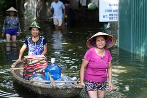 Sống ở Hà Nội phải biết… chèo thuyền