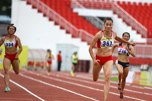 Đội tuyển vừa chạy vừa… giữ chân