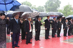 Lãnh đạo Đảng, Nhà nước dâng hương lên các anh hùng liệt sĩ