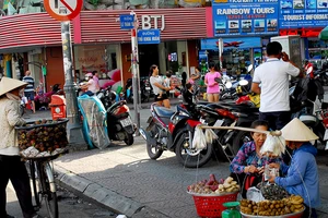 Một thập niên giành giật, ‘cuộc chiến’ vỉa hè chưa chấm dứt