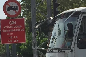 Ngày đầu đổi giờ xe tải: Đường thông thoáng hơn