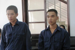 Án chồng án, 2 thanh niên dắt nhau vào tù