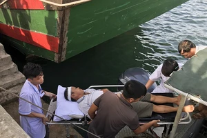 Bác sĩ bất chấp mạng sống ra đảo làm bà đỡ