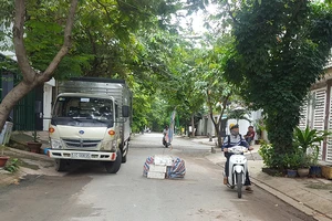 Lấy ghế đá ngăn xe buýt đi vào hẻm