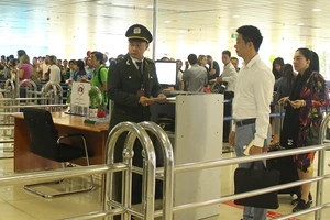 Dùng giấy tờ giả bị cấm bay vẫn chưa ngán