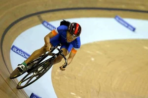 Cô gái Indonesia thoát chết trong sóng thần khoác áo đội Ấn Độ