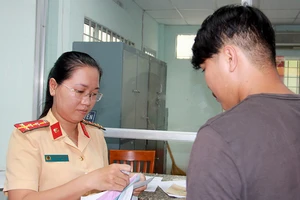 Nữ CSGT lấy luật bẻ lý sự cùn