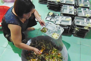 Bất an suất ăn sẵn cho công nhân