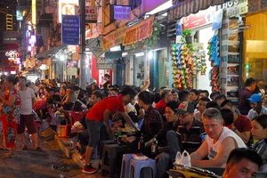 Bát nháo phố đi bộ Bùi Viện