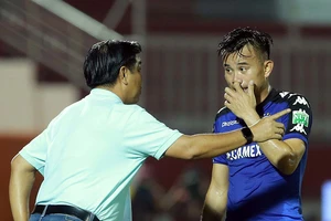 B. Bình Dương thà bỏ cúp hơn rớt hạng