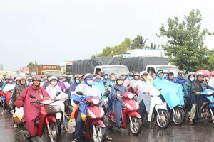 Sau lễ, ô tô xếp hàng dài chờ qua cầu Rạch Miễu