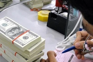 Có nên cấm cho vay USD?