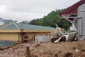 Gượng dậy sau lũ để kịp ngày khai giảng