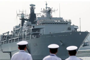 Trung Quốc chạm trán tàu Anh trên biển Đông