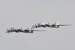 F-22 Mỹ bám sát ‘gấu Nga’ trên Bắc Băng Dương