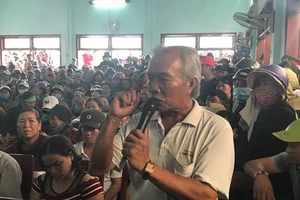 Thanh tra nhà máy rác bị dân chặn đường