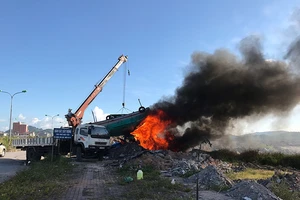 Vì sao TP Hạ Long thiêu hủy tàu bán hàng rong trên vịnh?