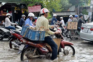 TP Long Xuyên bất ngờ ngập sâu do triều cường