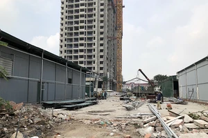 Cưỡng chế hàng loạt nhà kho tự phát để làm khu đô thị