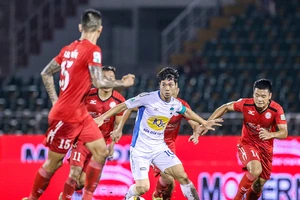 Vòng 22 Nuti Café V-League 2018: Ông Miura cười, bầu Đức mếu