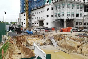 Mở lại đường bị đóng để xây bệnh viện