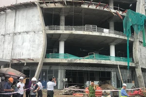 Điều tra vụ thang treo đứt cáp làm nhiều công nhân rơi